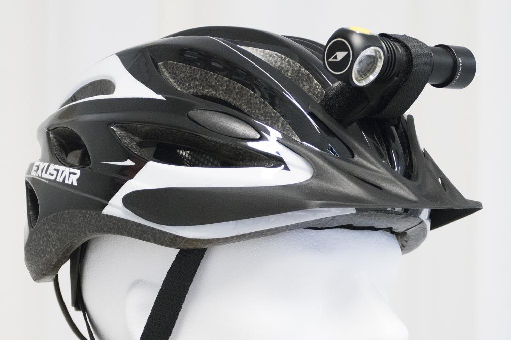 Uchwyt na kasku – widok boczny